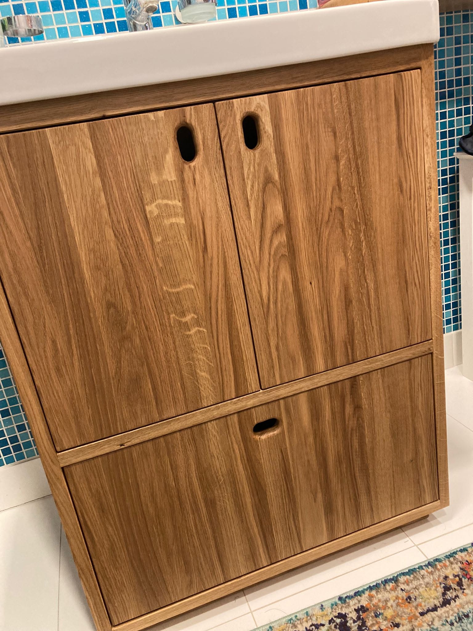 Dubová koupelnová skříňka – detail čel a kresby dřeva