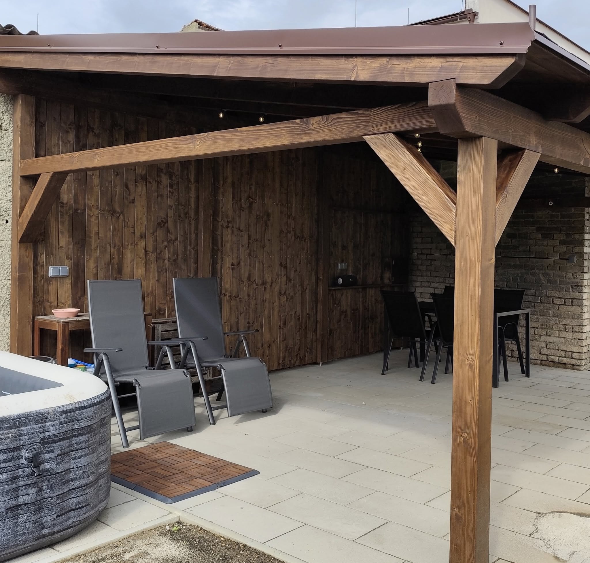 Pergola a dlažba kolem domu – fotografie 2