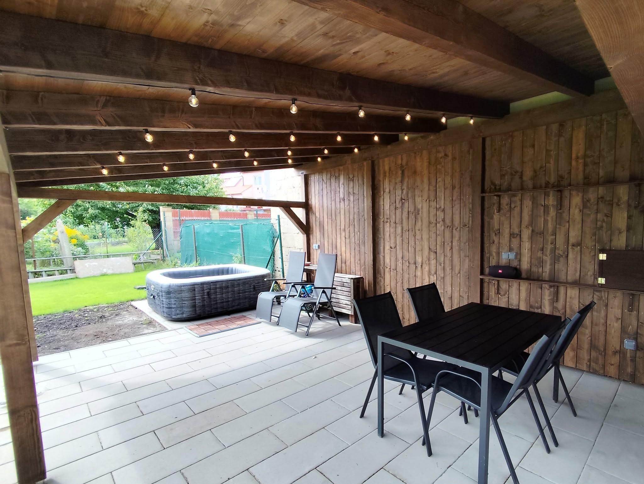 Pergola a dlažba kolem domu – fotografie 3