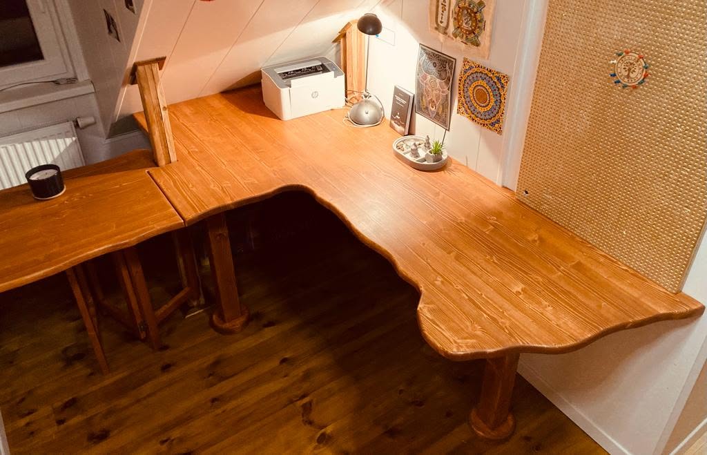 Pracovní stůl do atypického prostoru – fotografie 2